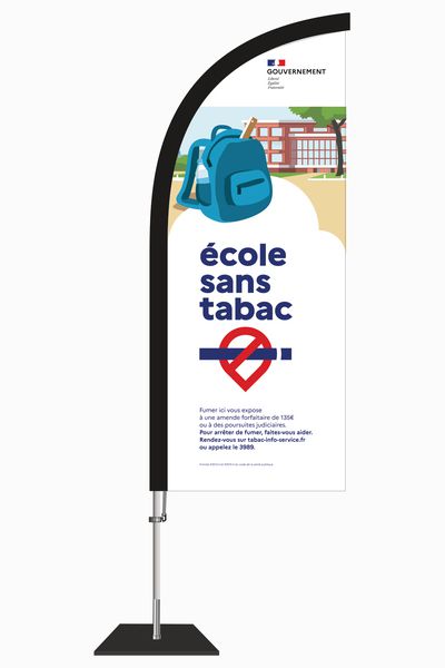 Beachflag avec signalétique « École sans tabac » à installer devant un établissement scolaire.
