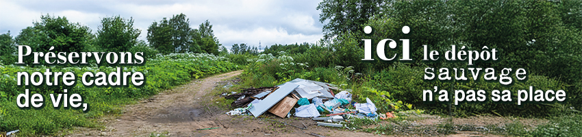 Dépôt sauvage sur un chemin de campagne, amoncellement de déchets