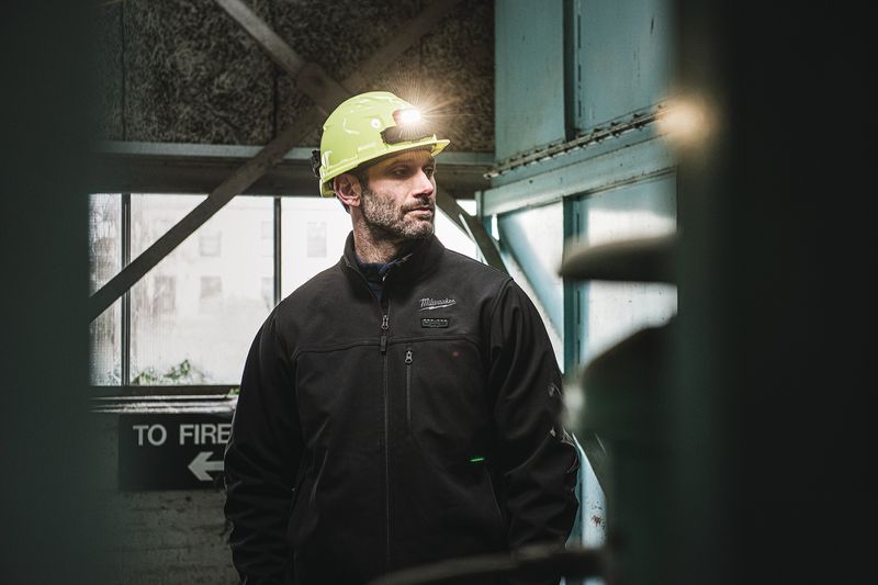 Travailleur portant une veste chauffante professionnelle à manches longues.